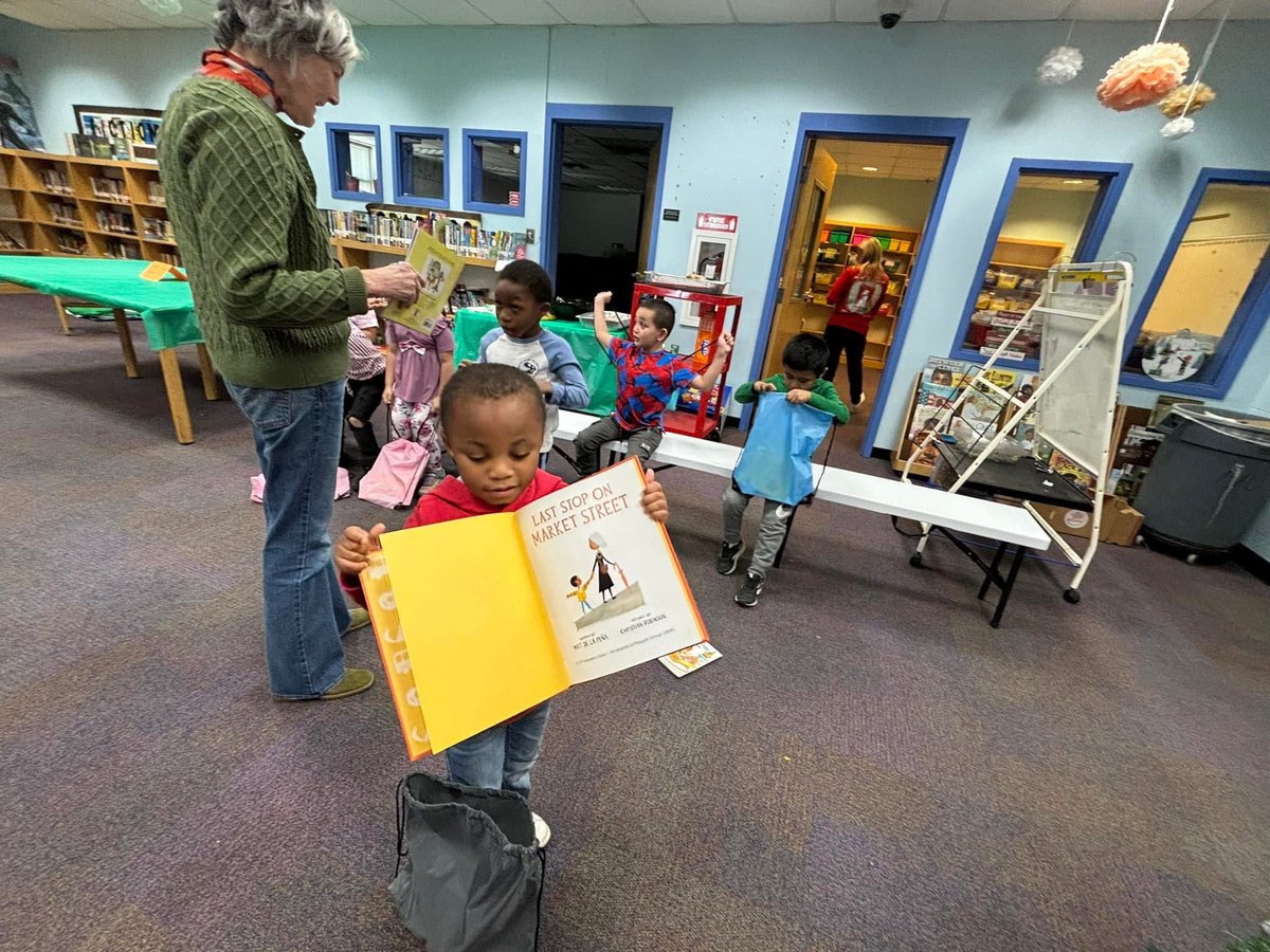 Napier_School's tweet photo. The power of community, parents, and school coming together always equals great success. Our scholars got to enjoy a Book Fair provided by our community partners. Parents were able to learn about literacy as well. Literacy β
ππ
πΎ@MetroSchools #EveryTigerKnown #WinWithNapier https://t.co/0aYcSZG7wD