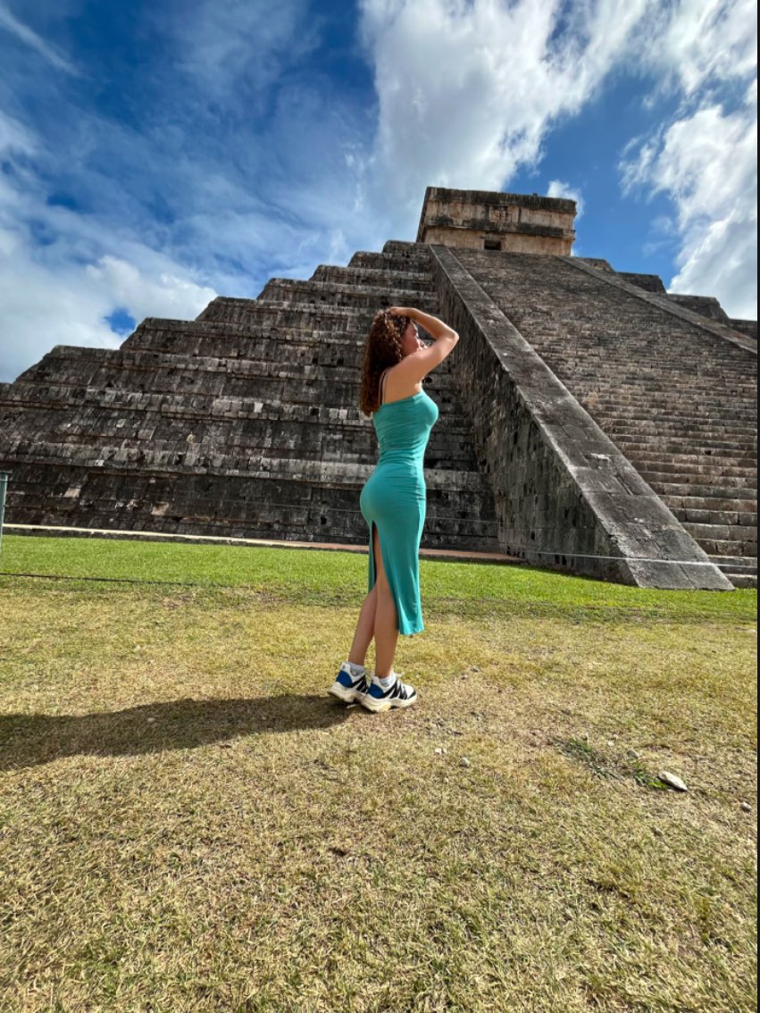 ortega__karen's tweet image. Donde el cielo y la tierra se encuentran, Chichen Itzá nos cuenta su historia. 🌞 #ChichenItza #MaravillasDelMundo #Yucatán #RaícesAncestrales
