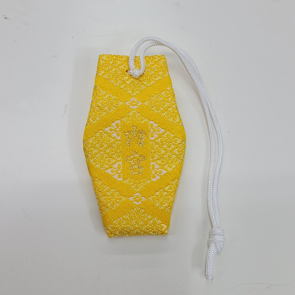 今年の元旦に息子が買ってきてくれた伊勢神宮の御守りを納めて、新しく全く同じ御守りを購入
やっぱり黄色選んじゃうよね😆
#dw25