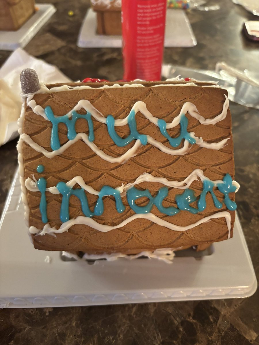 muufanpage's tweet photo. who fw the gingerbread houses https://t.co/D3WfR5ofqB