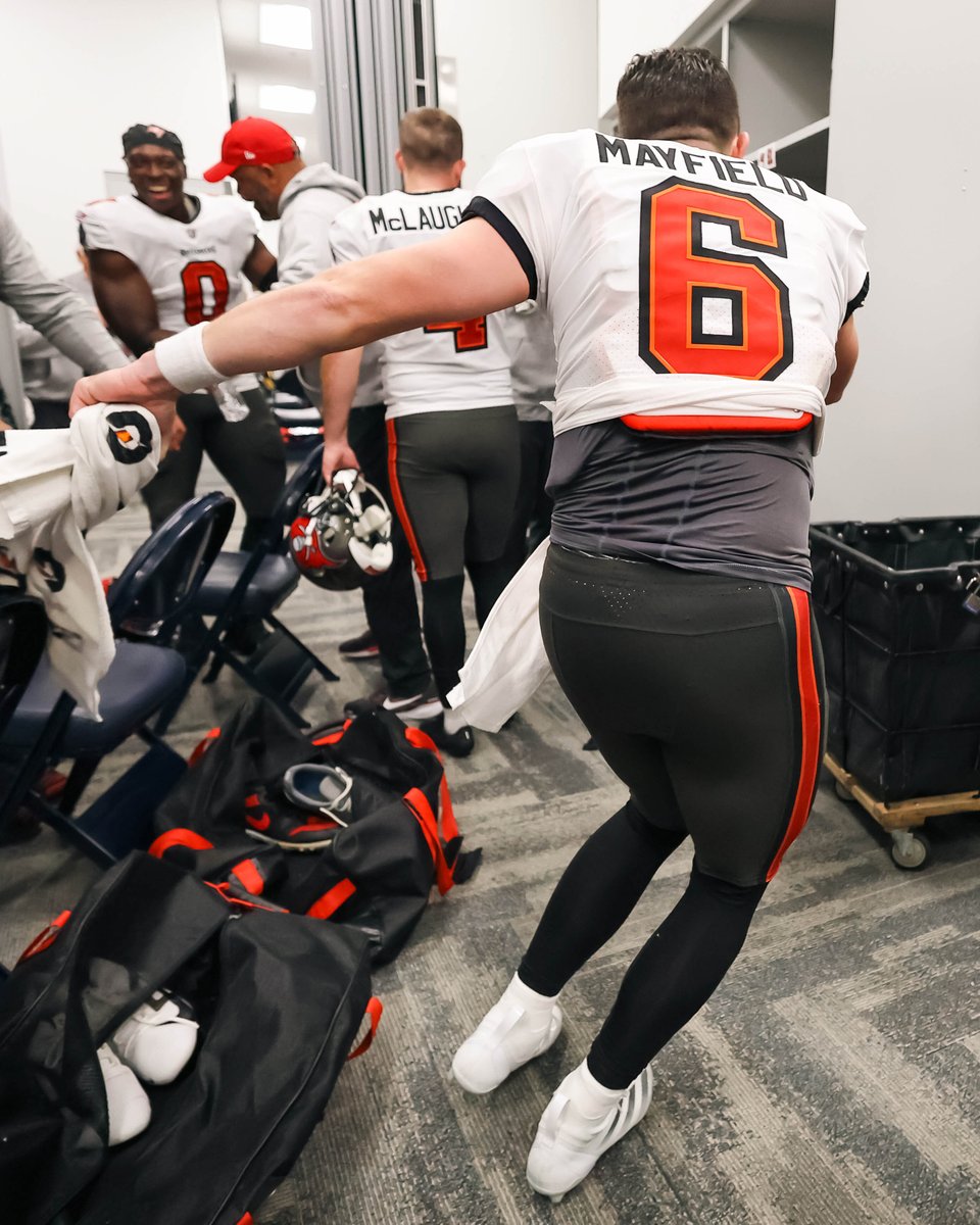 Buccaneers's tweet photo. Getting out of bed on #VictoryMonday like https://t.co/5tDJy7BWd4
