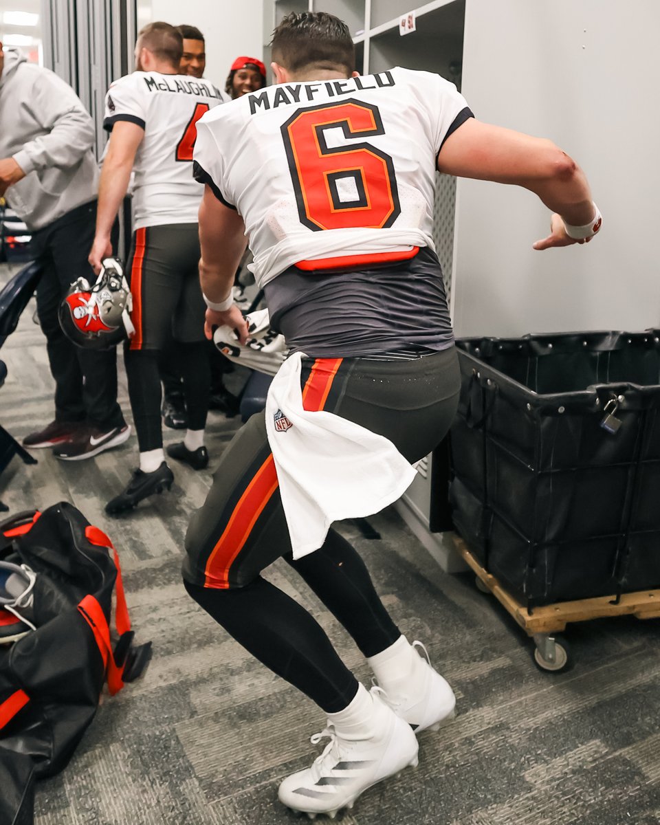 Buccaneers's tweet photo. Getting out of bed on #VictoryMonday like https://t.co/5tDJy7BWd4