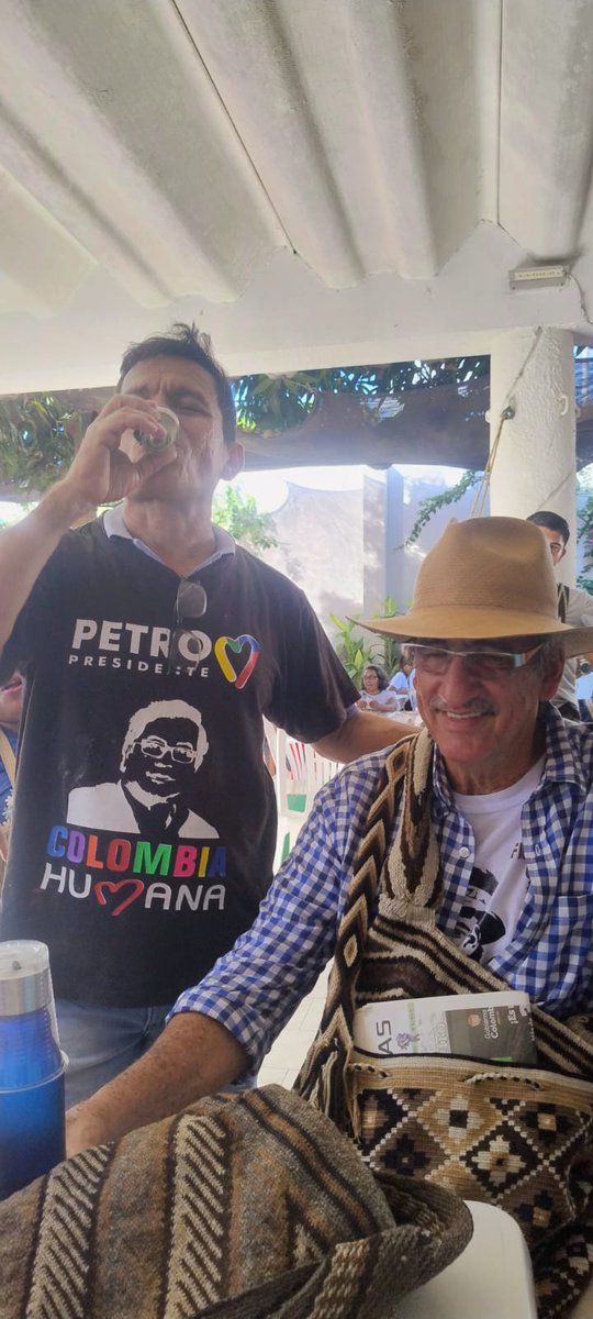 Un trago por el gobierno del cambio, por el Poder Popular  por la vida, por la esperanza de la victoria final!
Amando Venceremos!