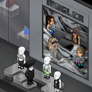 JadeHabblet's tweet photo. MUGLER STORE IN PARIS: IRMAS HILTON 

Hoje ocorreu a inauguração da loja da @MuglerHb e pudemos ver que a espera valeu a pena, tudo muito impecável e organizado. Além de serem pontuais, foi entregue raros, emblema e um mobi como brinde. Amei!

#MuglerStore #Habblet https://t.co/e93xbuFJrD