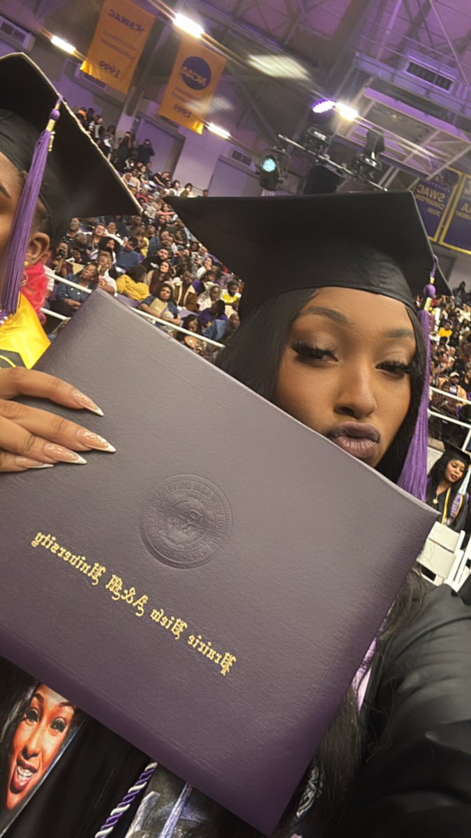 dreenyyaaaa's tweet image. I graduated from THEE Prairie View A&amp;amp;M University 🥳💜💛 #PVAMU