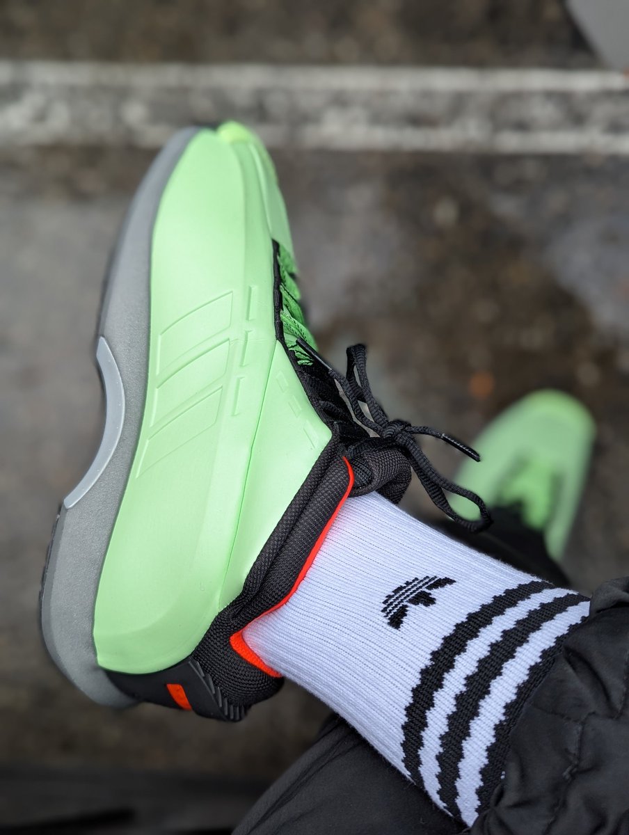 amcmath04's tweet photo. Sunday! #KOTD #Adidas #Crazy1 #Mint #ashwithkicks #undssunday
#girlsxkicks #sneakersisterhood #respectherstyle #queensofsole #thesolefirm #wearyourkicks #yoursneakersaredope https://t.co/girUDUsl13