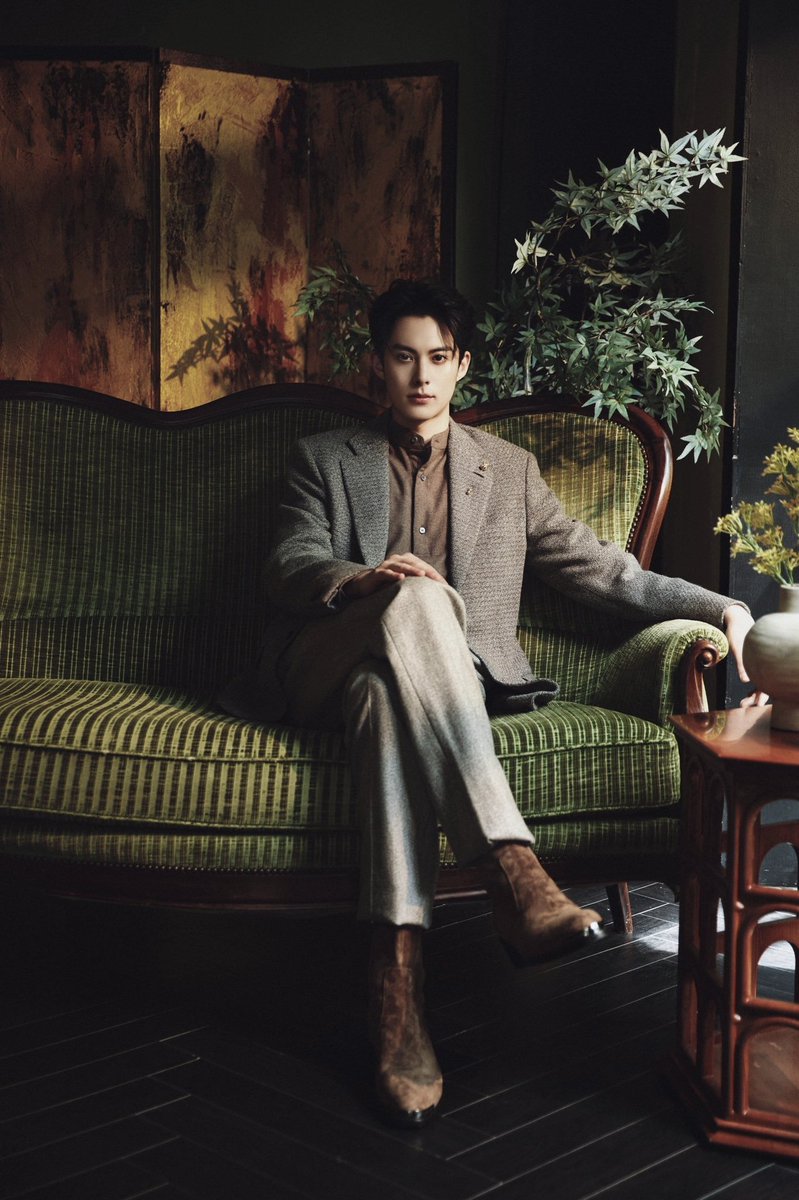 dylanzwang's tweet photo. ︎︎ ︎ ︎︎ 
The early autumn sun spills its warmth like liquid gold, wrapping everything in a tranquil glow that quiets the mind. A soft breeze stirs, carrying with it the faint scent of fallen leaves and a promise of cooler days ahead.
︎︎ ︎ ︎︎ https://t.co/JPYyvObxPq