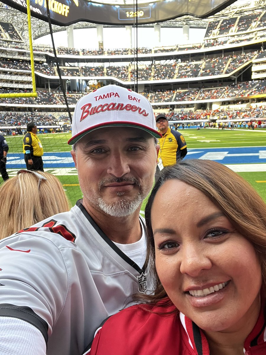 rydon42499's tweet photo. Our goal has been to get a TD ball from Mike Evans. Today we stood field level for 3 hrs pregame until half time &amp; what do you know💔😭 I give up my spot &amp; Evans scores &amp; hands off the ball right where we were standing My heart💔thankfully it was to a little boy @MikeEvans13_ https://t.co/CyvKJd6KI2