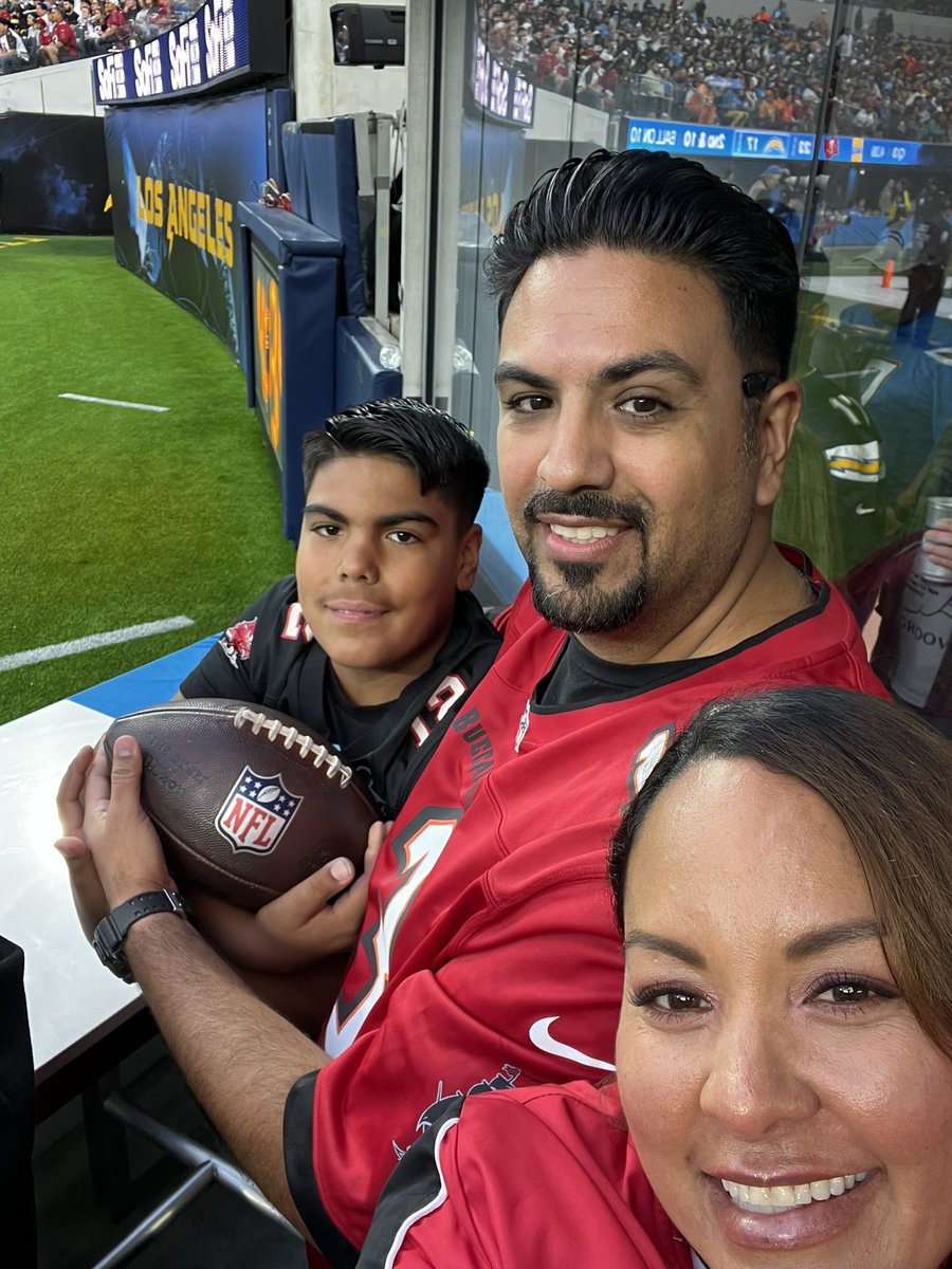 rydon42499's tweet photo. Our goal has been to get a TD ball from Mike Evans. Today we stood field level for 3 hrs pregame until half time &amp; what do you know💔😭 I give up my spot &amp; Evans scores &amp; hands off the ball right where we were standing My heart💔thankfully it was to a little boy @MikeEvans13_ https://t.co/CyvKJd6KI2