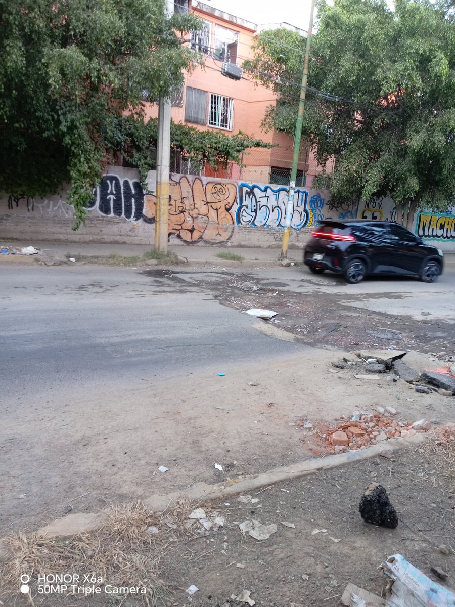 ACOGERA's tweet photo. Así @Alc_Iztapalapa  el bache provocado por una fuga de agua la cual no ha quedado reparada y con las obras del puente de República federal todos pasan por esta calle!! Francisco César Morales entre pinos y oyameles, unidad habitacional el salado!! https://t.co/GuymjPfuZG