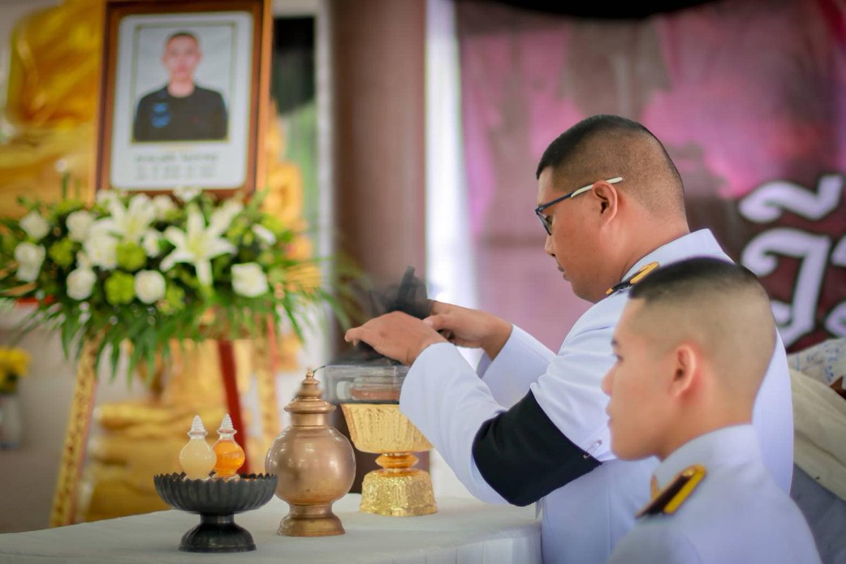 SoldiersVr's tweet photo. “กองทัพบกเสียใจกับเหตุการณ์ที่เกิดขึ้น ทั้งที่น้องๆทหารของเราเข้าไปเพื่อช่วยเหลือชาวบ้าน ไม่ควรถูกกระทำแบบนี้ ยืนยันว่าเราจะช่วยเหลือเยียวยาครอบครัวทหารผู้เสียสละอย่างเต็มที่”
-- ผบ.ทบ.  กล่าว -
ขอสดุดีในความกล้าหาญเสียสละชีวิตตนเพื่อประโยชน์สุขของประชาชน
#ชายแดนใต้
#ทหารพราน https://t.co/WJIaNw4wBk