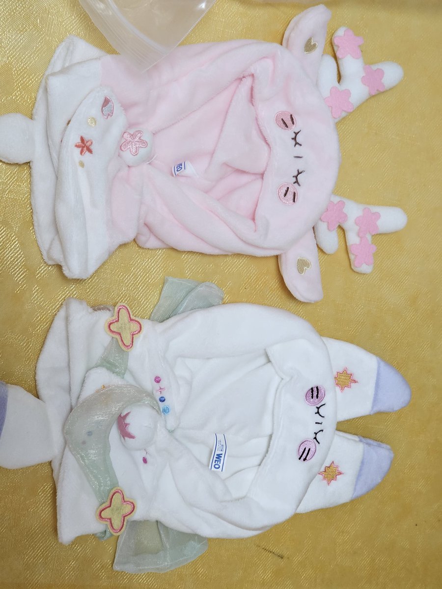 인형 구매하시는 분에 한해서 의상도 함께 판매합니다 (일괄 9) 첫번째 의상만 2회 입혀봤어요.