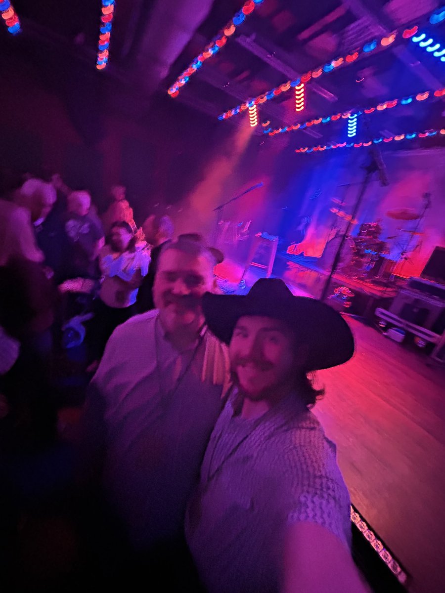 j_dub1974's tweet photo. Performance #2…and I know the first national park we’re visiting with a camper.  The main show is coming…looking forward to @USAquarium burning it down in Saturn. https://t.co/IDGYMv8jyQ