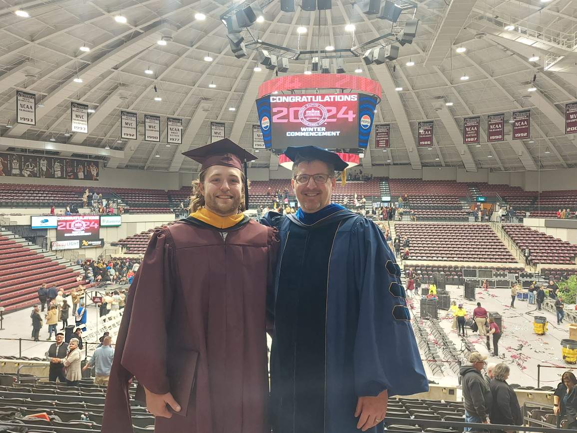 BarbaraVolmert's tweet photo. So proud of @john_volmert as he graduates with his masters in exercise science!! 👏 @ExSci_SprtAdSIU @SIU_Football https://t.co/yPSOsTWbf6