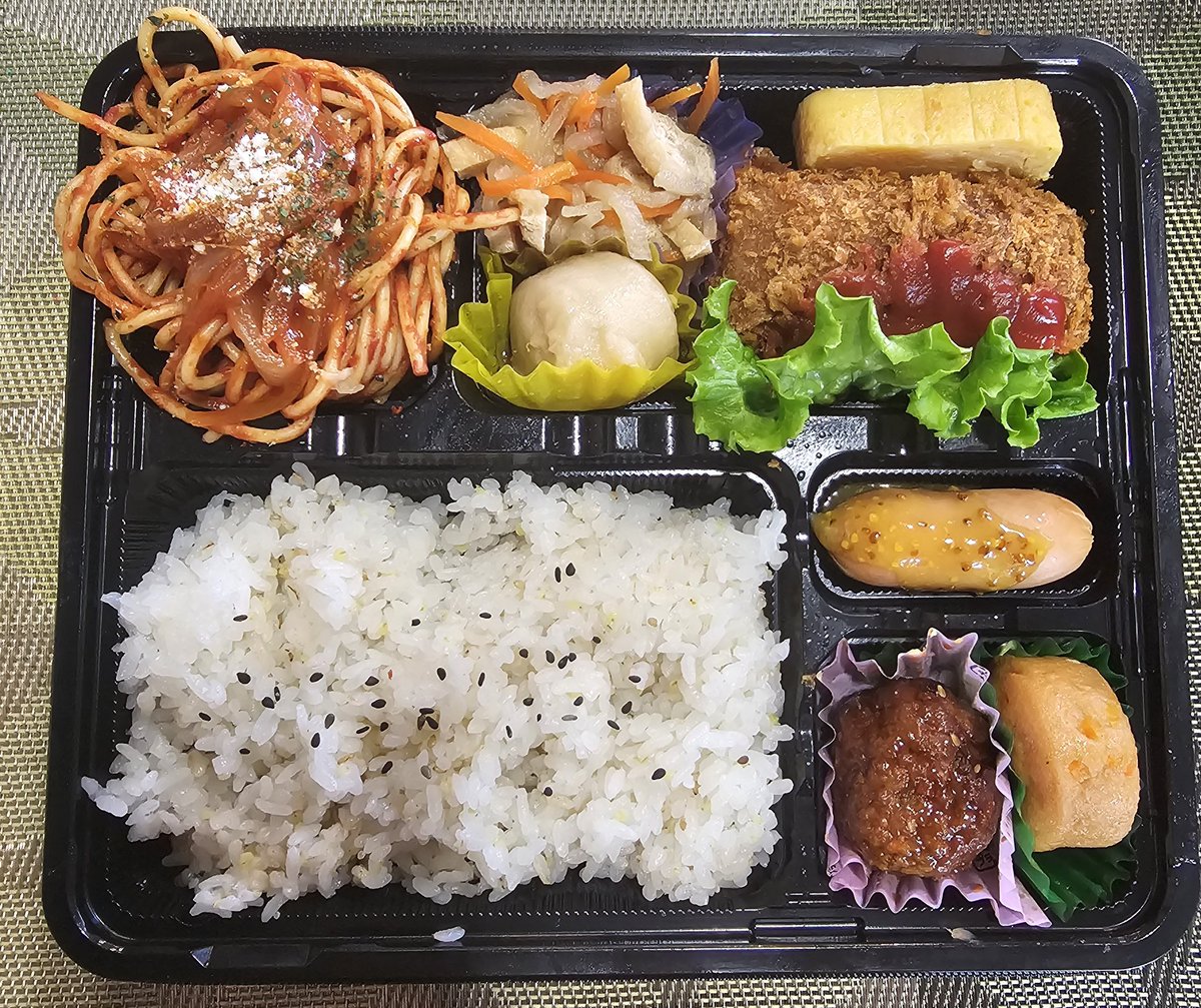 nb_tamashima's tweet photo. おはようございます☺️

本日の日替わり弁当(税込620円)は

・カニクリームコロッケ🦀
・切り干し大根
・ナポリタン
・照り焼き肉団子
・ハニマスソーセージ
・さといも煮・がんも
・玉子焼き

変わりご飯は五穀米です☘️

本日も皆様のご来店
お待ちいたしております✨ https://t.co/xAGVEnwdYO