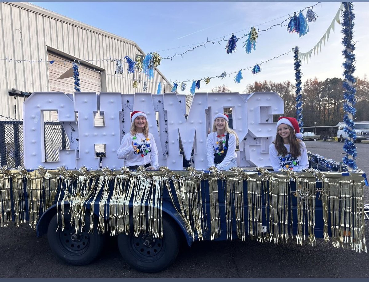 🎄#MarshallTX #Christmas #Parade 🎅🏼
🏆 Grand Marshalls
🥎 <a href="/ETBU_Softball/">ETBU Softball</a> 

Way to represent <a href="/ETBU/">East Texas Baptist University</a> in the Community!
