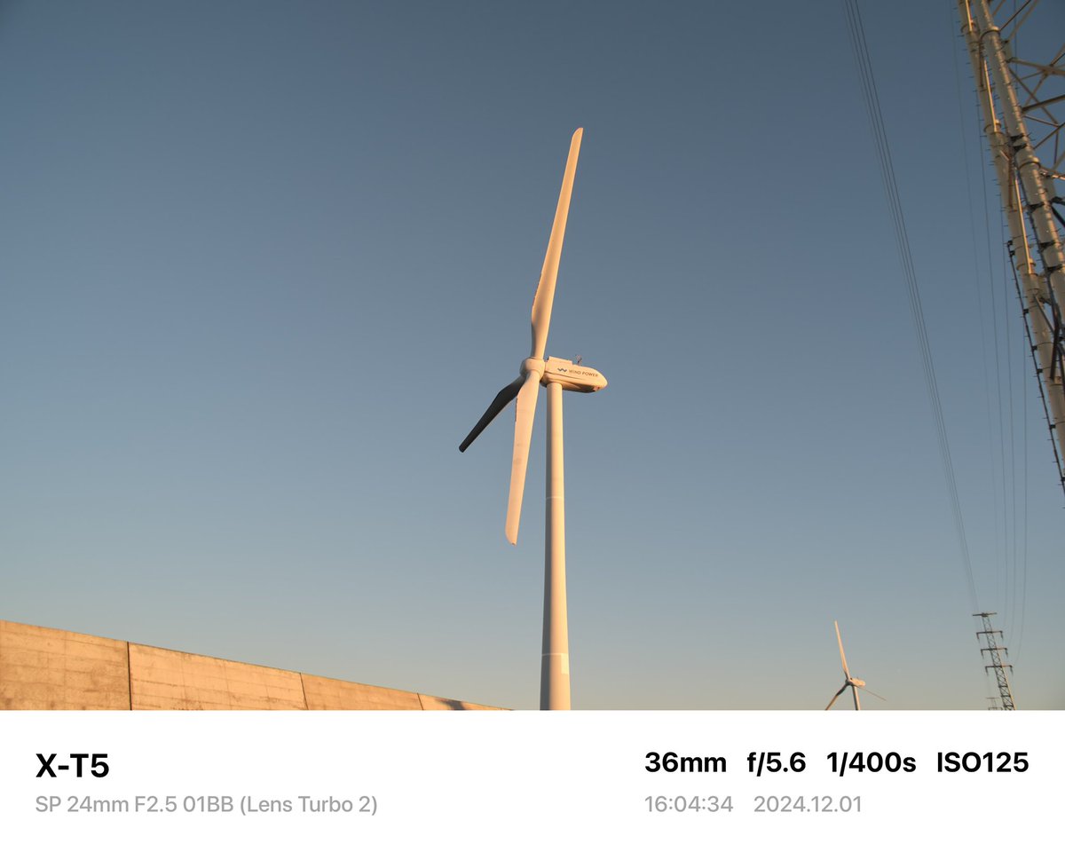 suga_photo12's tweet photo. 【電車じゃ行きにくい場所に行く】リベンジしてきました。

Camera→FUJIFILM X-T5
Lens→SP 24mm F2.5 01BB
Adapter→Lens Turbo Ⅱ

#tamron #sp24mmf25 #lensturbo2 #filmsmulation #日川浜海水浴場 #風力発電 #風車 #ライオンの隠れ家 #fujifilm #xt5 #オールドレンズ #oldlens #photography https://t.co/TtYCQNTUza