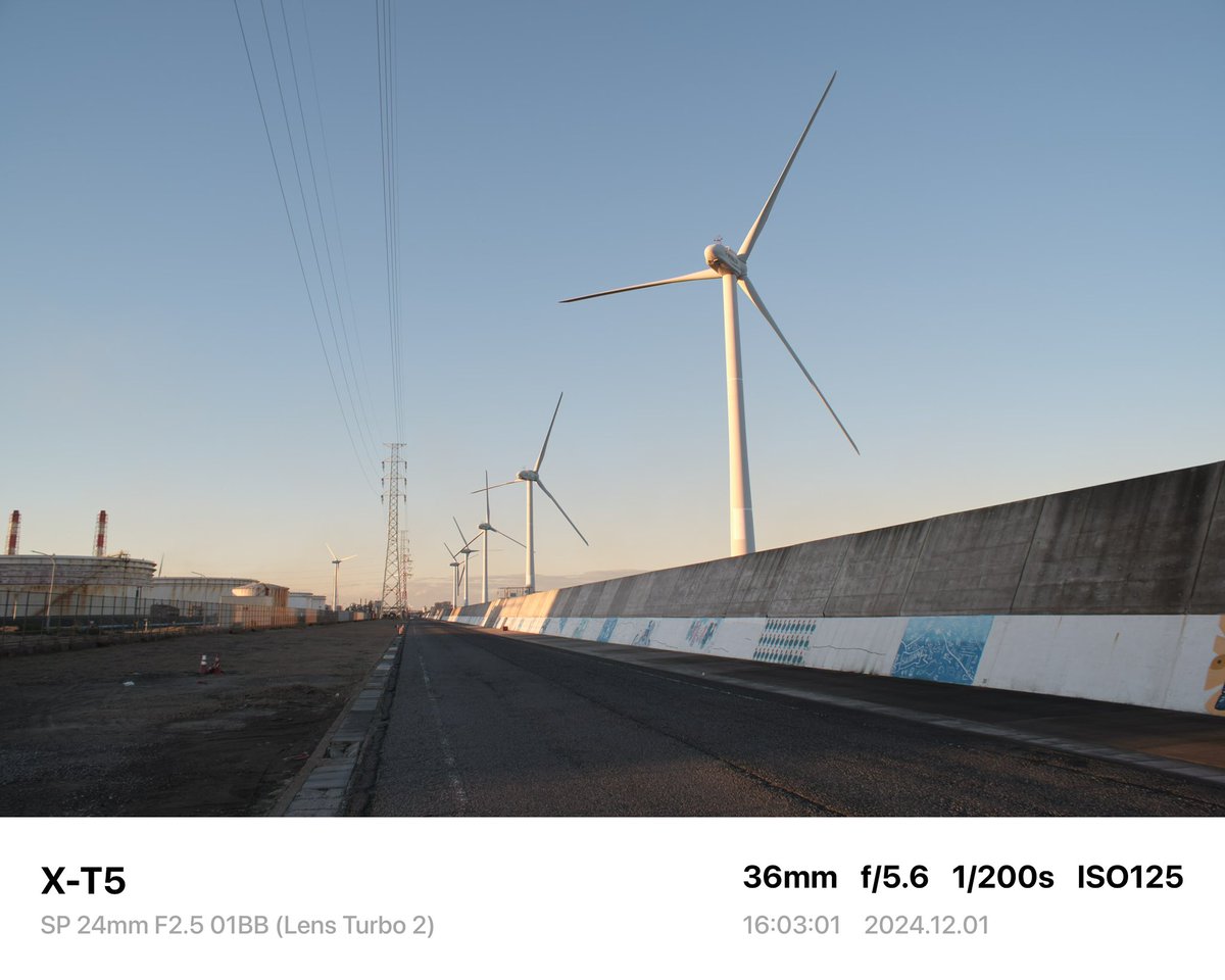 suga_photo12's tweet photo. 【電車じゃ行きにくい場所に行く】リベンジしてきました。

Camera→FUJIFILM X-T5
Lens→SP 24mm F2.5 01BB
Adapter→Lens Turbo Ⅱ

#tamron #sp24mmf25 #lensturbo2 #filmsmulation #日川浜海水浴場 #風力発電 #風車 #ライオンの隠れ家 #fujifilm #xt5 #オールドレンズ #oldlens #photography https://t.co/TtYCQNTUza