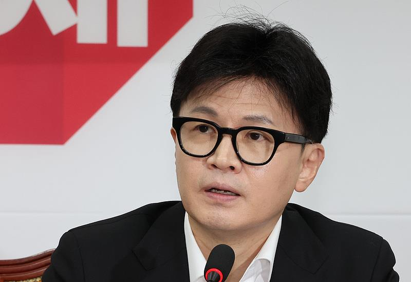 shanghaidaily's tweet image. #HanDonghoon, the leader of #SouthKorea’s ruling People Power Party, announced his resignation on Dec 16 amid escalating pressure following the impeachment of President #YoonSukYeol.