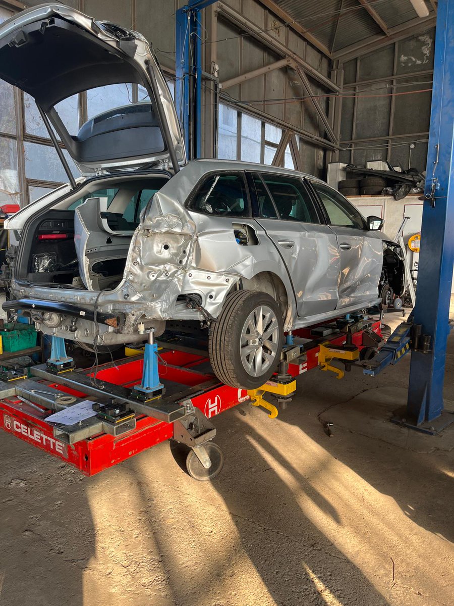 Celettegroup's tweet photo. The #Skoda #Octavia station wagon suffered severe damage to its right side due to a collision. It is now securely mounted on a #Celette Sevenne #framemachine, using our Universal jigset, Cameleon, to restore it to OEM specifications.(Cameleon US Patent 62/525,074 ) https://t.co/uo7UtTZioI