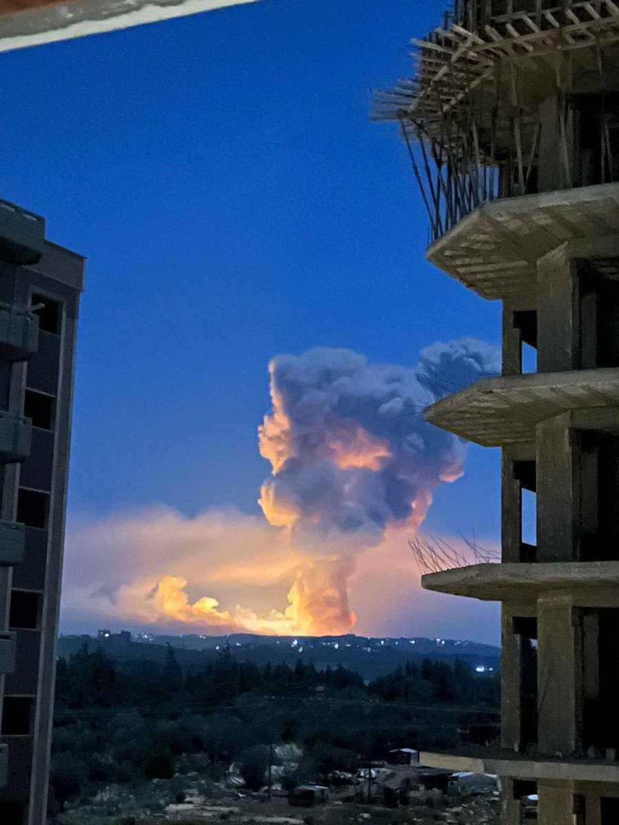 في الساعة الاخيرة قام جيش العدو  #الصهيوني بنسف مستودعات السلاح الاستراتيجي في #سوريا ، الغارات العنيفة على #طرطوس تسببت برصد  زلزالي على مقياس 3 ريختر .