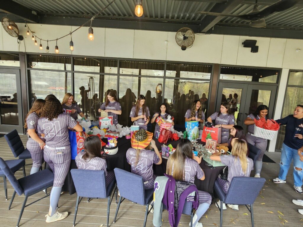 jessa_clay's tweet photo. Media day ๐ธ, secret santa๐
, and tee work ๐ฅ. It was a good day!
@txbombershybrid
@SM_Thunder33
@IHartFastpitch
@UncommittedUsa
@Teacherman1986
@SportPrepX
@SEUSoftball
@SUPiratesSB
@Get2CollegAth
@BlinnSoftball
@SoftballDown
@McLennan_SB
@BHSLadyBearSB https://t.co/XZI0fAexRq