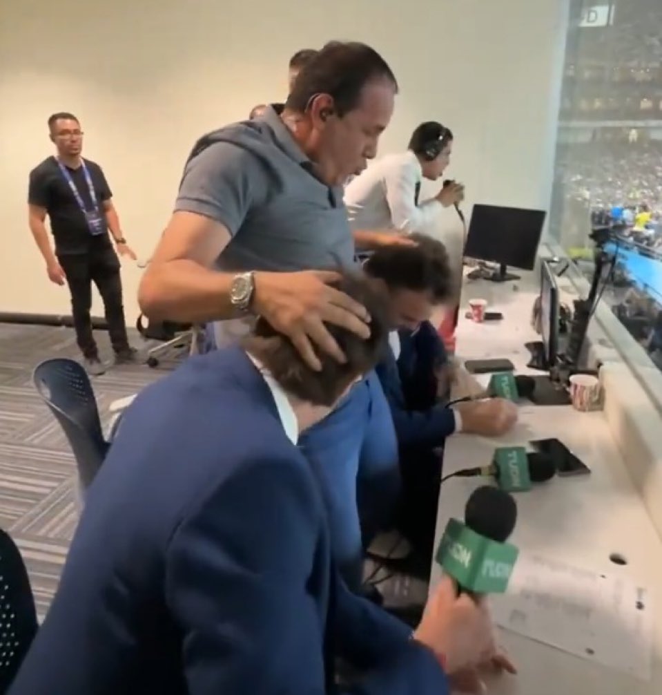 ElJefeAguila's tweet photo. JAJAJAJAJA ÉPICO.😂 https://t.co/3r79ab1rYG