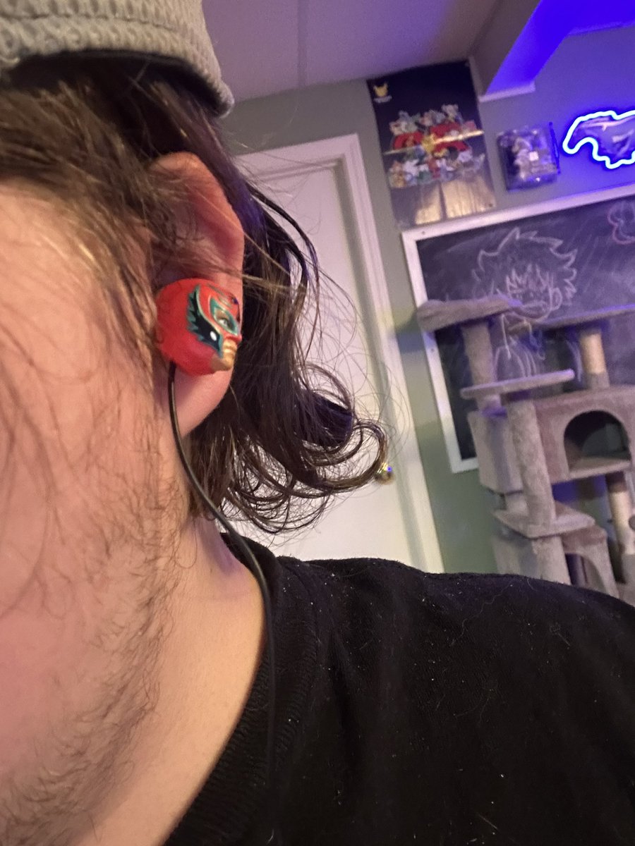 RedColdRitsu's tweet photo. listening to the other side by alter bridge with the Rey Mysterio earbuds https://t.co/ma0VAoYKF6