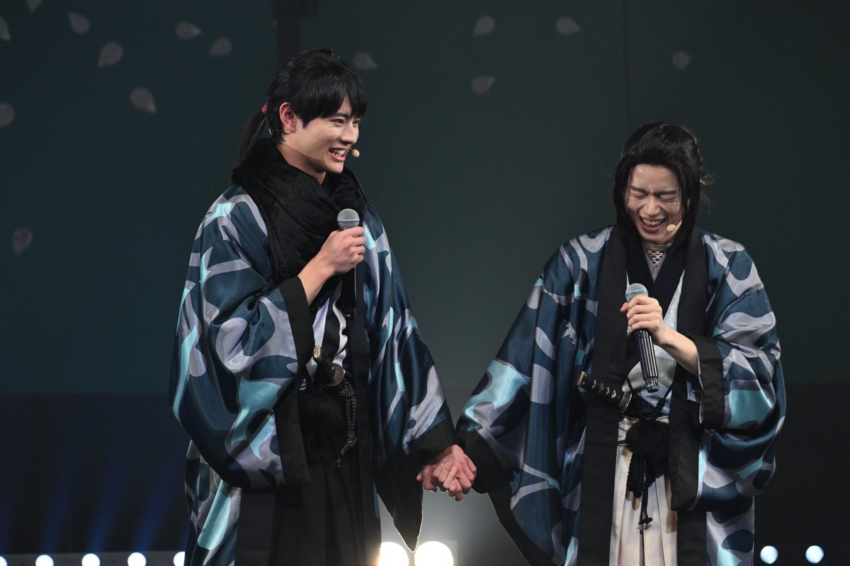 akakage_tvasahi's tweet photo. /／
#君とゆきて咲く 🌸⚔️
ファイナルイベント〜冬の宴〜❄️ˊ˗
開催まであと𝟞日📢
\＼

夏の宴の様子をお届け✉️✨
冬の宴でも隊士たちの
仲の良さが垣間見えるはずです☺️🫶

配信チケット絶賛発売中🎫✨
https://t.co/KEWQq4RIMv

#前田拳太郎 #奥智哉
#君ゆきファイナル
#君ゆき #キミユキ https://t.co/QjU8P9YUc3