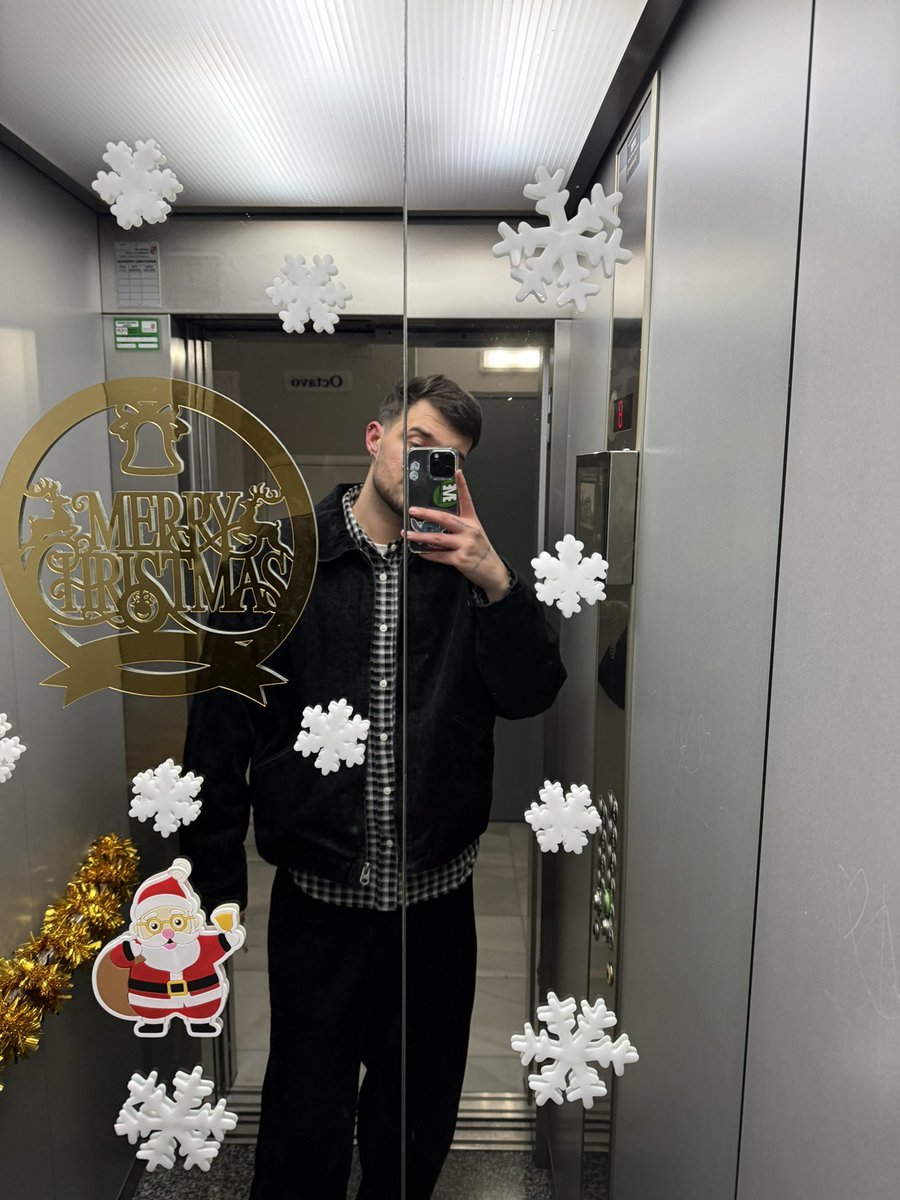currox_'s tweet photo. salí de casa pensando en la foto en el ascensor y me encontré esto https://t.co/joyV0w2C7y