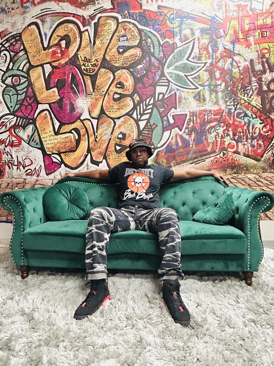 pengameclassic's tweet photo. Damn Detroit. I was a lil busy but caught a lil, shoe store next door had it on guy was a Lions fan. I’m still in the middle of an album release Nostalgia of A Fall Classic. https://t.co/DRRDcNlTBK @1EyedWillie4869 🎥 COMING SOON https://t.co/hD84BLnoyR