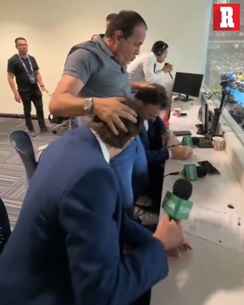 record_mexico's tweet photo. Americanistas haciendo lo suyo a los antis 

@cuauhtemocb10 se pasó con La Volpe y @DavidFaitelson_ 😅

𝑬𝑵 𝑽𝑰𝑽𝑶: https://t.co/HRiNqmcoPb https://t.co/oByYAVMfuu