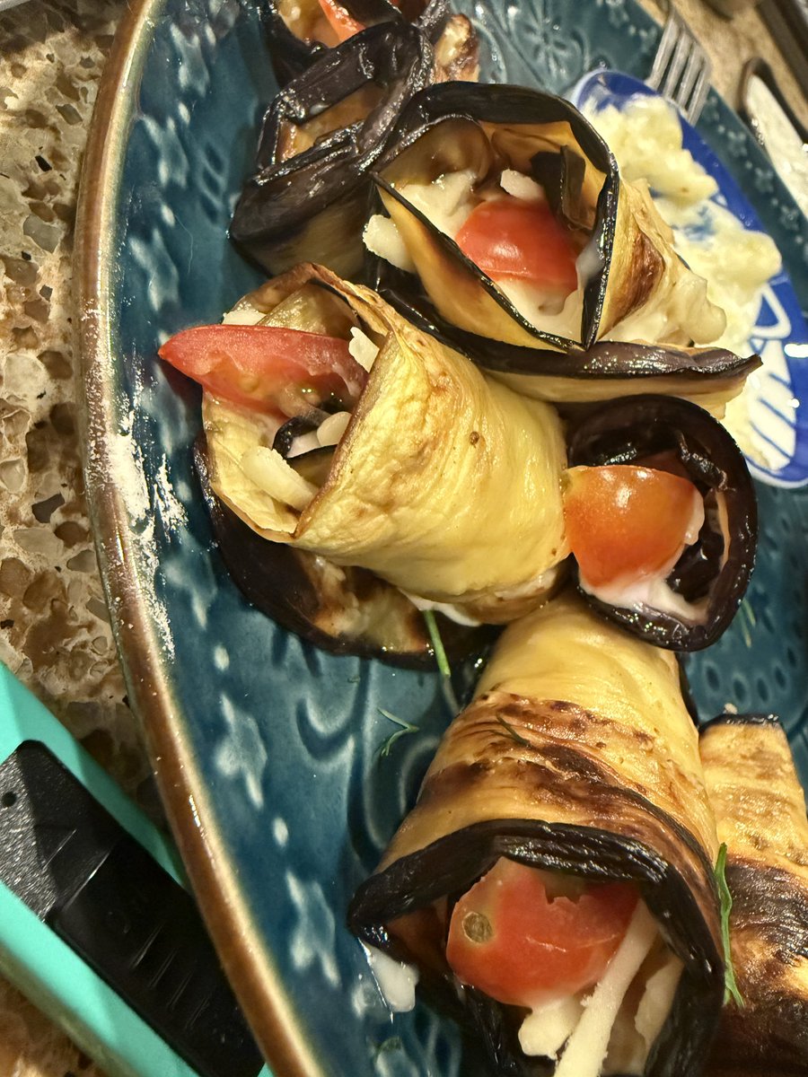 Cooked a vegan version of Ukrainian traditional eggplant apperitizer, basically called a “tongue of mother in law” to my vegan frens💖
Late photo because most of it was eaten😂