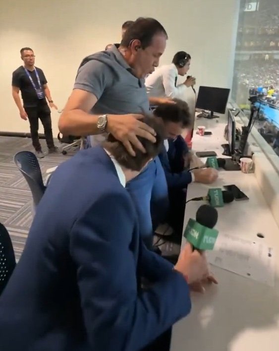 SoyReferee's tweet photo. ¿Esto habrá venido en el contrato de Faitelson y La Volpe con Televisa? 😬 https://t.co/FlxSuBBBAD