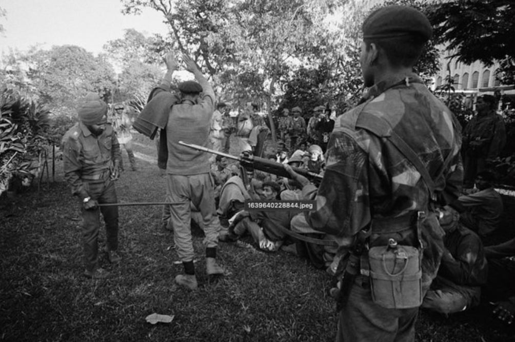 CestMoiz's tweet photo. Sardarji Da Danda - Dec 1971!
#VijayDiwas
#PakistanSurrenderDay https://t.co/lDwJUciBsk
