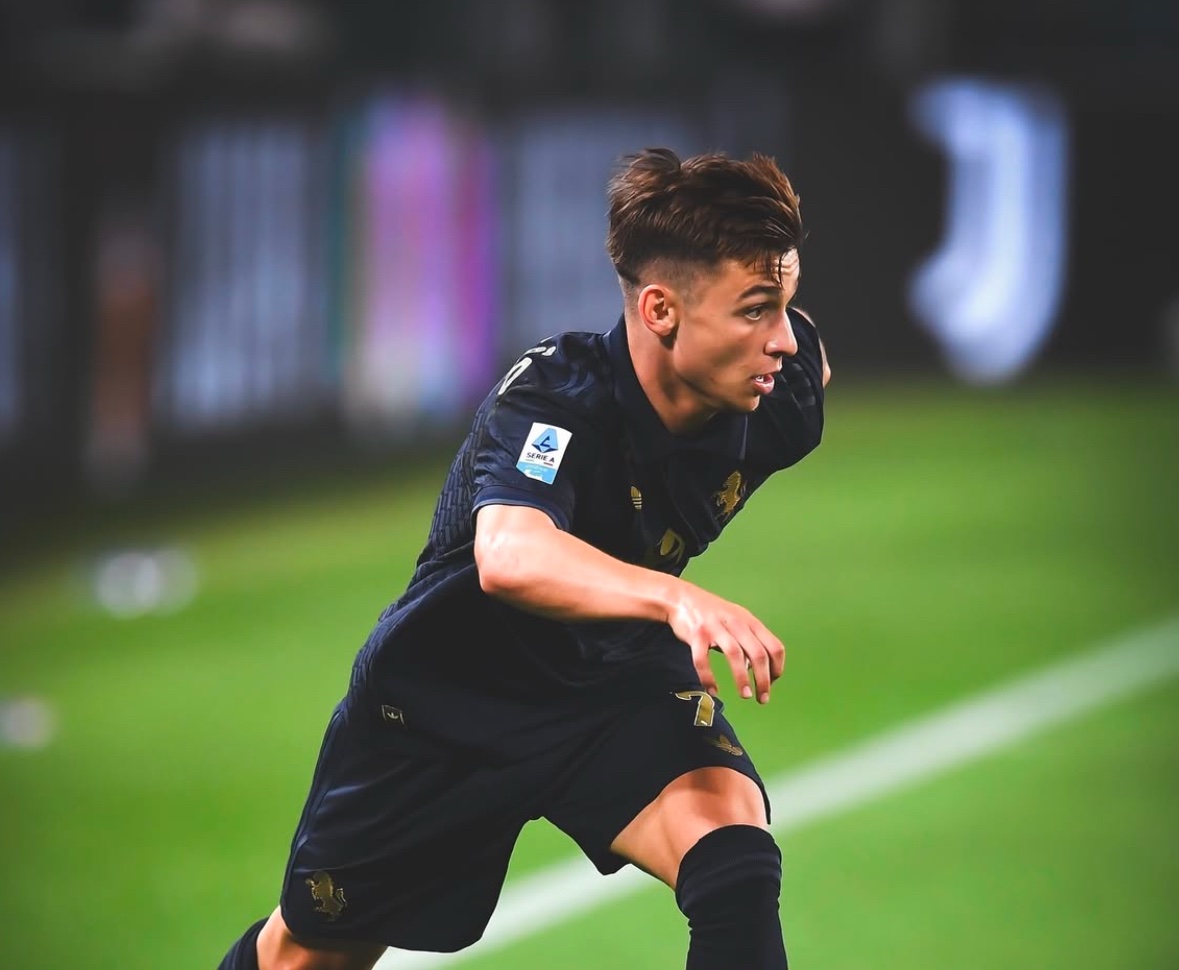 FabrizioRomano's tweet photo. ⚪️⚫️🇵🇹 Jorge Mendes ahead of Golden Boy with Tuttosport: “I can confirm that Chico Conceição is very happy at Juventus”.

“It was his dream to play for Juve and the plan is to continue together”. https://t.co/EhSzbEwbXr