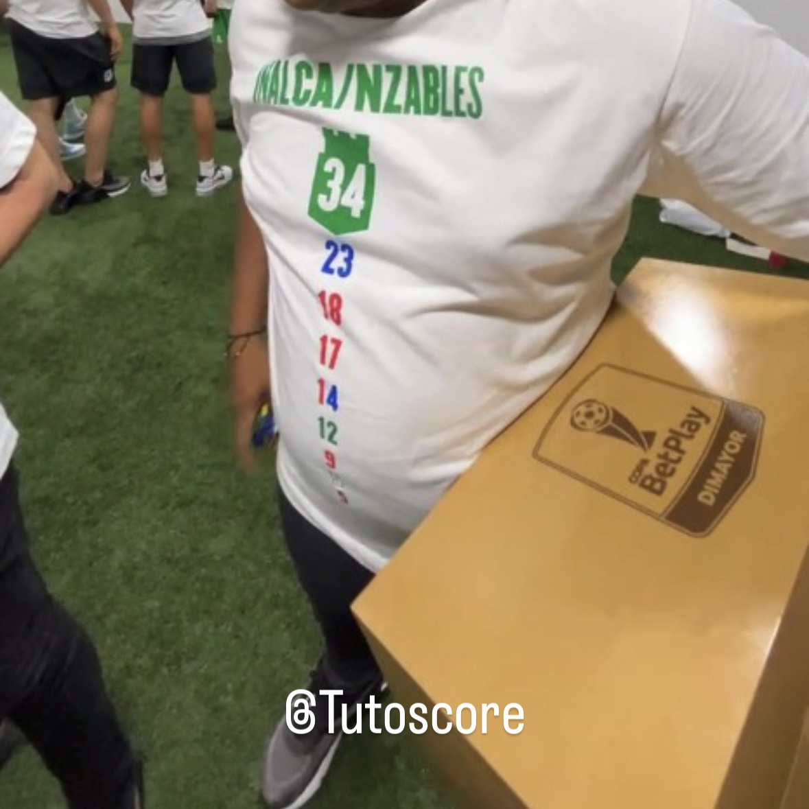 TuToScore's tweet photo. Así le entregó la Dimayor las medallas a Atlético Nacional, en una caja y para que cada jugador la repartiera en el vestuario 😱 https://t.co/hYAENMU8TA