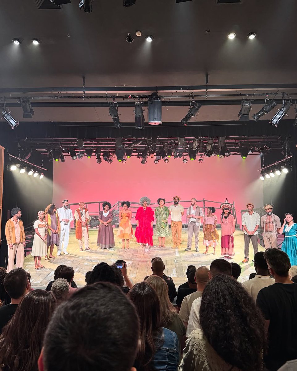 📸| Pitty via Instagram: “Torto Arado, o Musical é lindo! e eu num guento a gostosura AND talento dessa criatura que eu amo. ó a resenha da saudade, falei que ia apertar e apertei mesmo. parabéns geral! <a href="/larissaluzofc/">Larissa Luz</a> você, arrasando. completa🌟🍀”