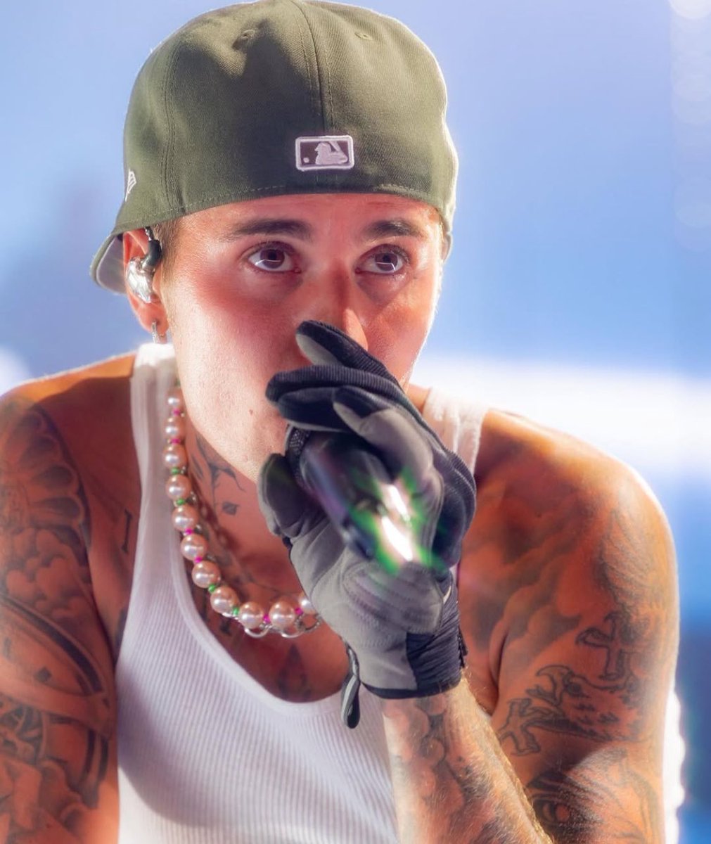 dailydoseofjdb1's tweet photo. JUSTIN BIEBER https://t.co/DMpQycYVaP