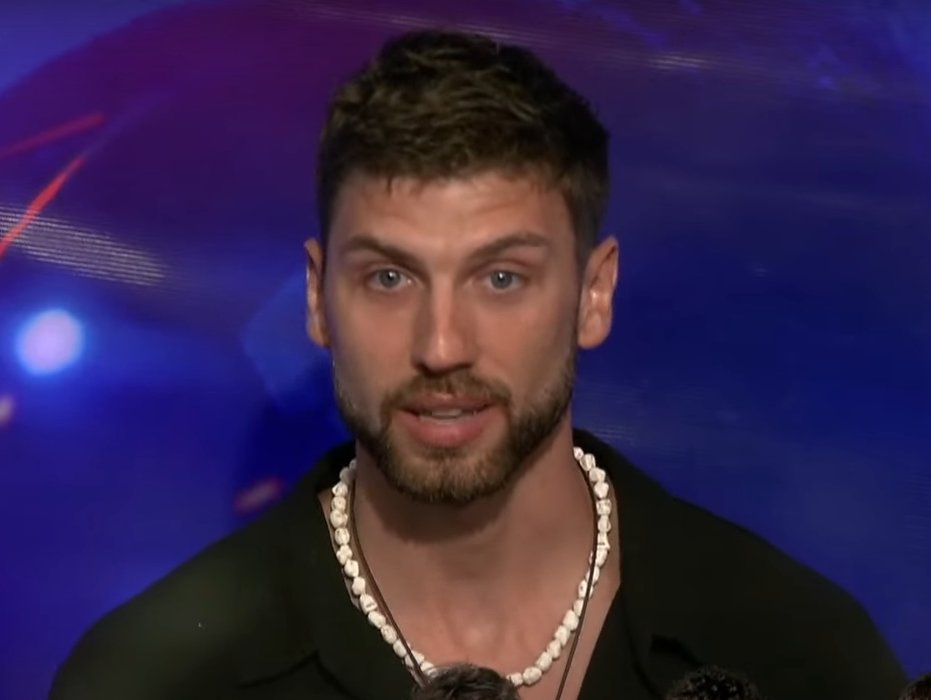 ulises: quiero que se vaya santiago
santiago: quiero que se vaya ulises

nosotros: aver un beso 
 #GranHermano