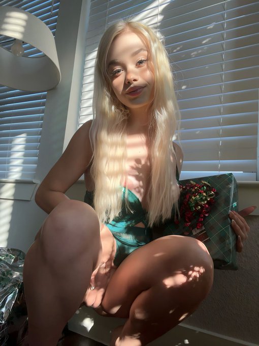 2 pic. Unwrap me ? https://t.co/nmP0WtZpLb