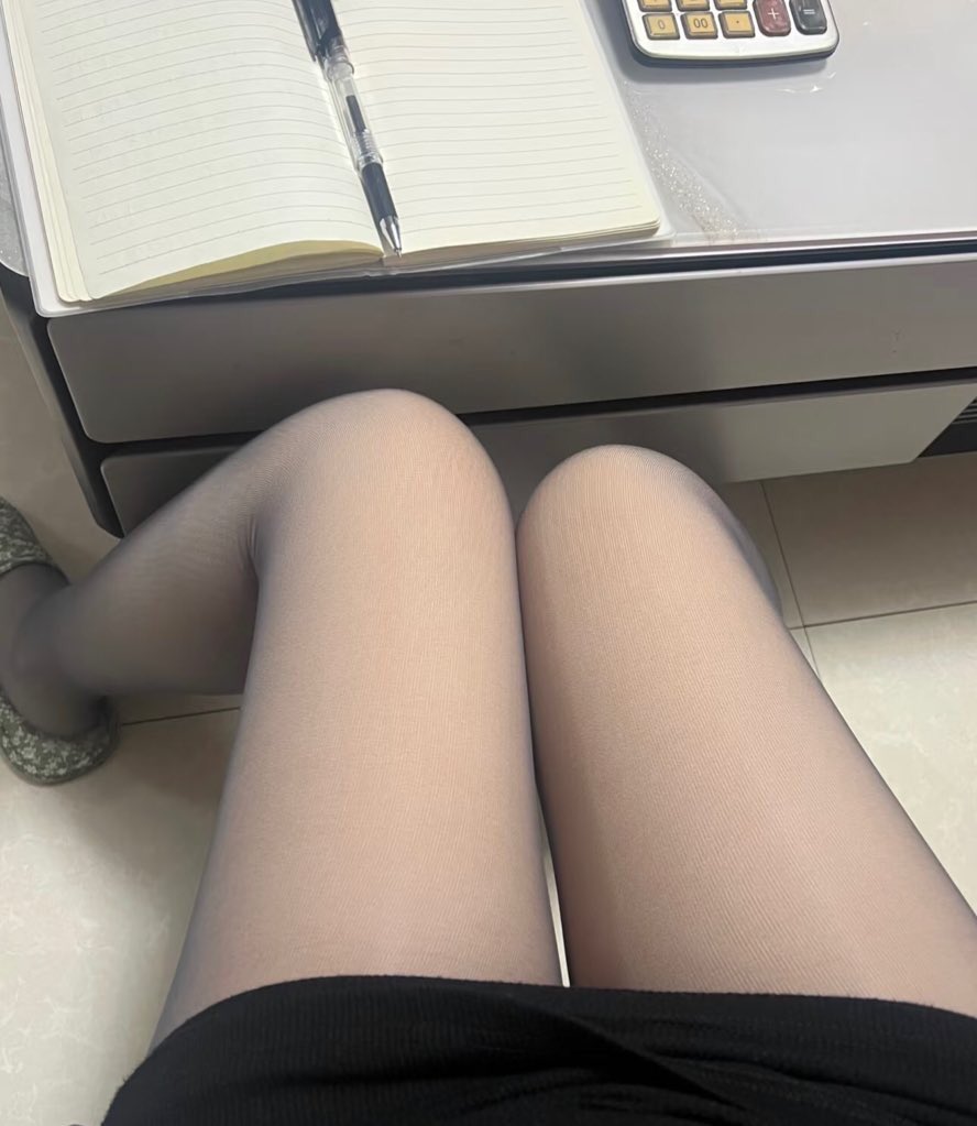 老婆说想要被射满腿，这得要多少个单男呀，精液多的来私信，这两天都有空能活动。