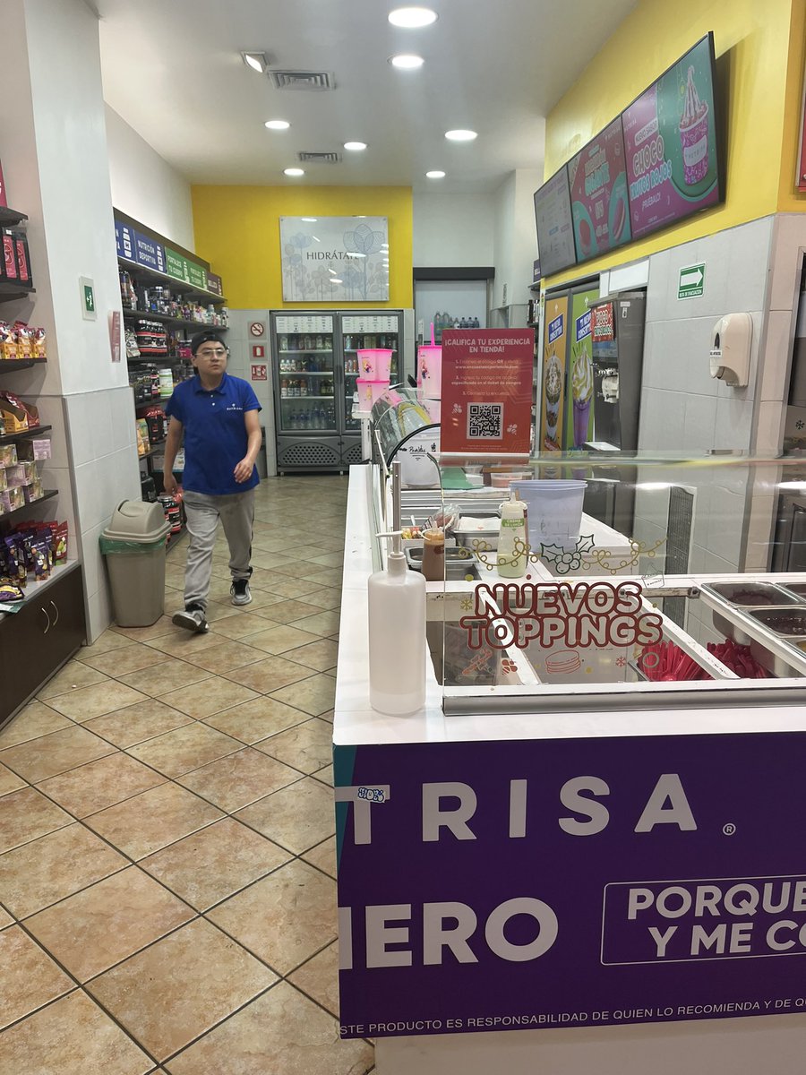 ludelfer's tweet photo. @NutrisaMX es una pena que en su sucursal de galerías insurgentes, los empleados ya no quieren atender porque quieren cerrar a las 8 y el
Horario dice que cierran a las 830. Dejó la foto del empleado https://t.co/BhBFAyO7DG