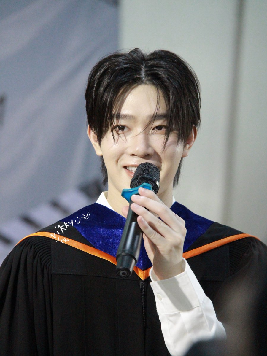VikkyNotHungry's tweet photo. 😄🤏🏻
#YimGraduationDay
#Mynameis_yim #MyAlienz https://t.co/osTvGZdhq0