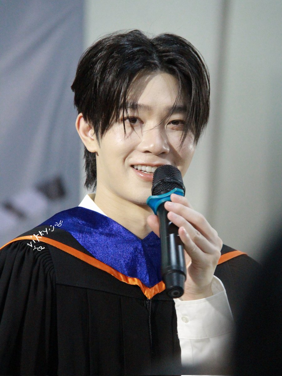 VikkyNotHungry's tweet photo. 😄🤏🏻
#YimGraduationDay
#Mynameis_yim #MyAlienz https://t.co/osTvGZdhq0