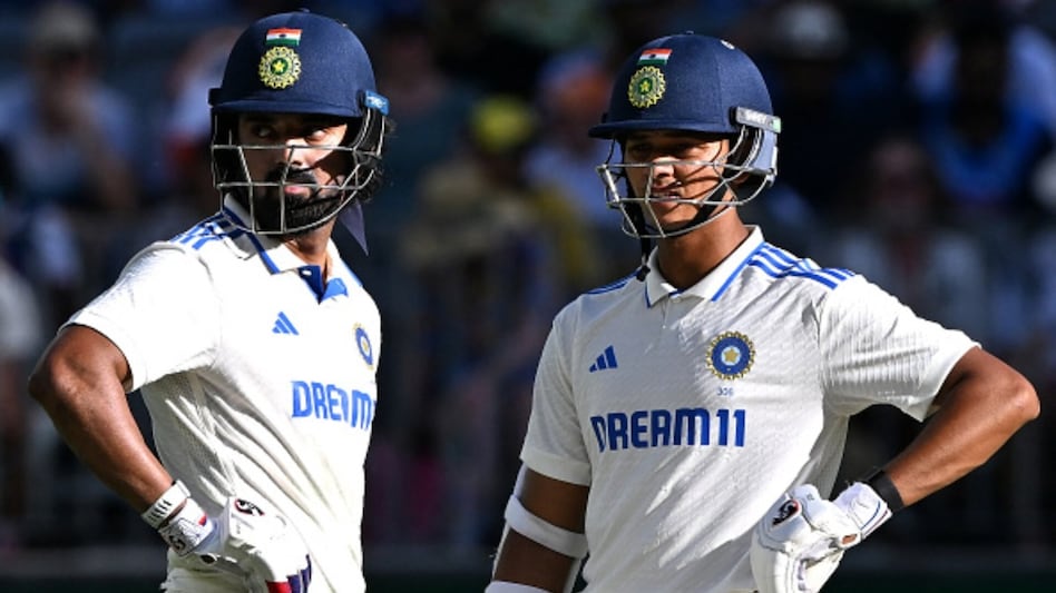 galgotiastimes's tweet photo. #BorderGavaskarTrophy के तीसरे टेस्ट (#गाबा_टेस्ट) में भारत की पहली पारी लड़खड़ाई! तीसरे दिन लंच तक भारत के 22 रन पर ही 3गिर चूके हैं! ओपनर #यशस्वी_जायसवाल के बाद #शुभमन_गिल और #विराट_कोहली सस्ते में पावेलियान लौट चूके हैं! #केएल_राहुल और #रोहित_शर्मा क्रीज पर हैं!
#GabaTest #AUSvIND #AUSvINDIA #INDvsAUS #ViratKohli𓃵 #RohitSharma𓃵 @BCCI @ImRo45