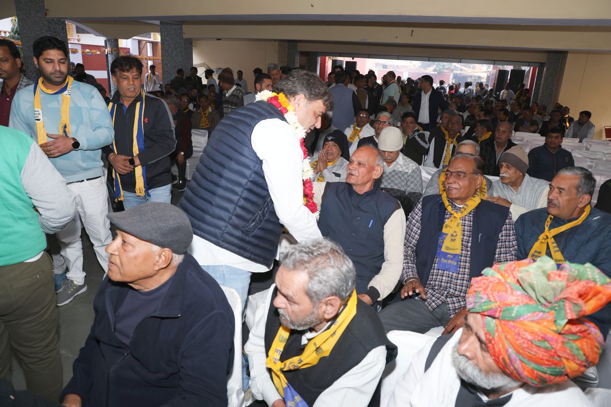 aapkabalraj's tweet photo. पालम विधानसभा के पालम गांव में 36 बिरादरी की बैठक में हमारे क्षेत्रवासियों ने अपना अपार समर्थन दिया। आप सभी का बहुत बहुत आभार🙏🙏

हम सब मिलकर दिल्ली के बेटे श्री @ArvindKejriwal जी के नेतृत्व में पालम विधानसभा को और बेहतर बनाएंगे। https://t.co/VwjSuobbLi