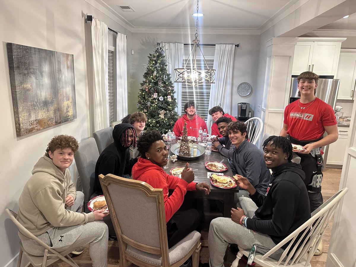 joshfloydHT's tweet photo. Great time having some of our Juniors over tonight @HuskyFast https://t.co/dfGMM8W6kL