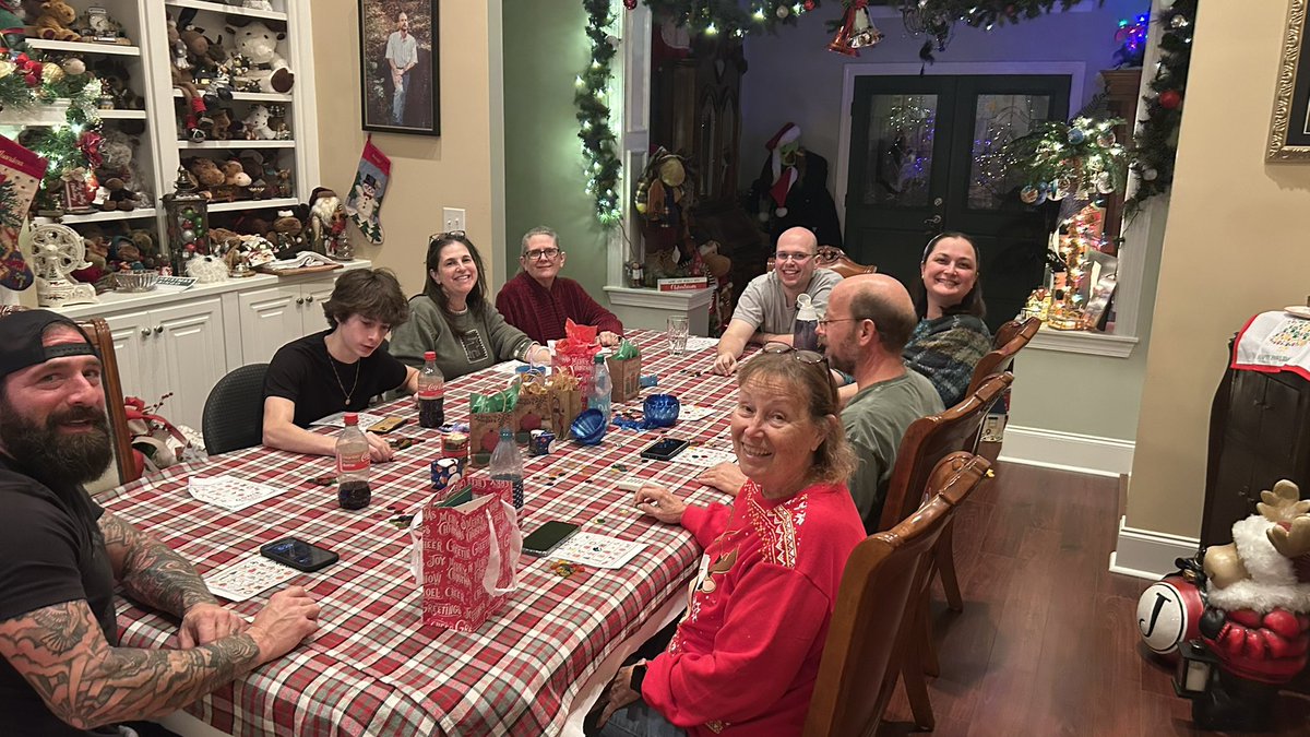 MogoLynch20's tweet photo. Spent the weekend with the family! 🎄#Jones #Lynch https://t.co/0erI4DWLtl