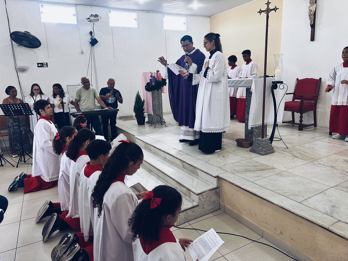 studywmry's tweet image. finalmemte sou uma total coroinha de Deus! falei no microfone, tive minha túnica benzida e o Padre me elogiou dizendo que eu nasci para ser uma coroinha. Hoje foi um dia extremamente especial para mim e acho que a Maria de oito anos atrás estaria orgulhosa do que eu me tornei. ❤️‍🩹